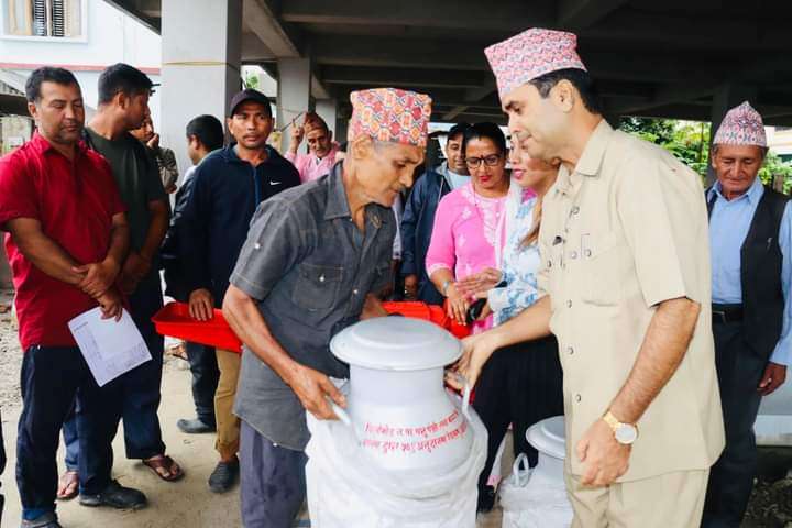 बिर्तामोड नगरपालिकाद्वारा किसान लाई बिभिन्न सामग्री प्रदान