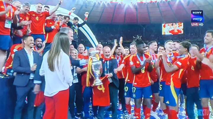 युरोकपको उपाधि  स्पेन लाई