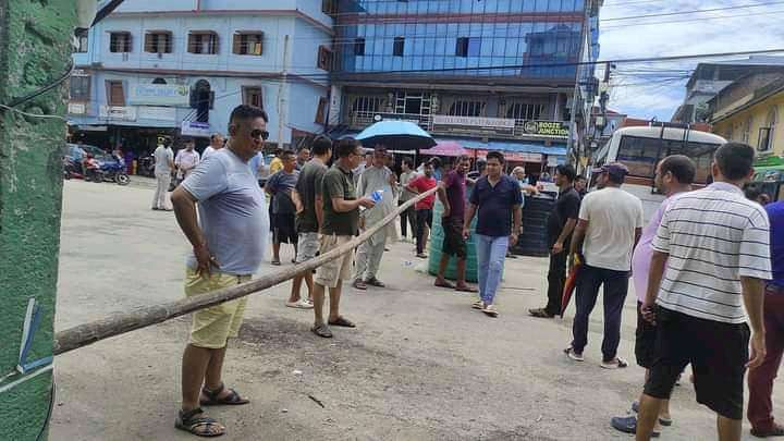 चाडै निर्माणको माग राखी स्थानीयद्वारा शनिश्चरे रोड अवरुद्ध