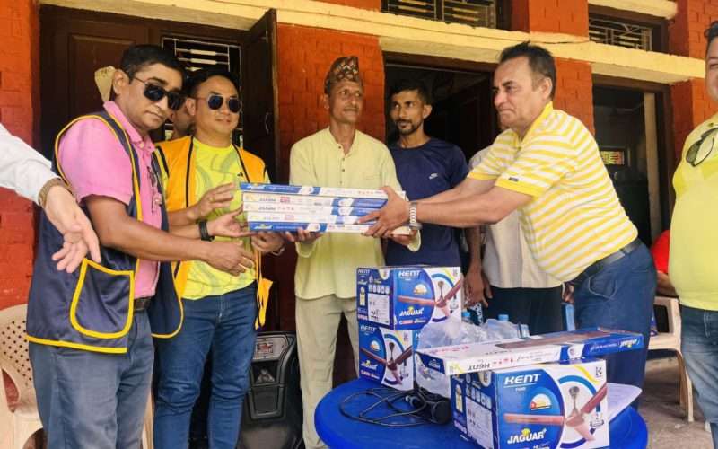 लायन्स क्लब अफ बिर्तामोड सिटीले  विद्यालयलाई  पंखा (सिलिङ फेन) बितरण