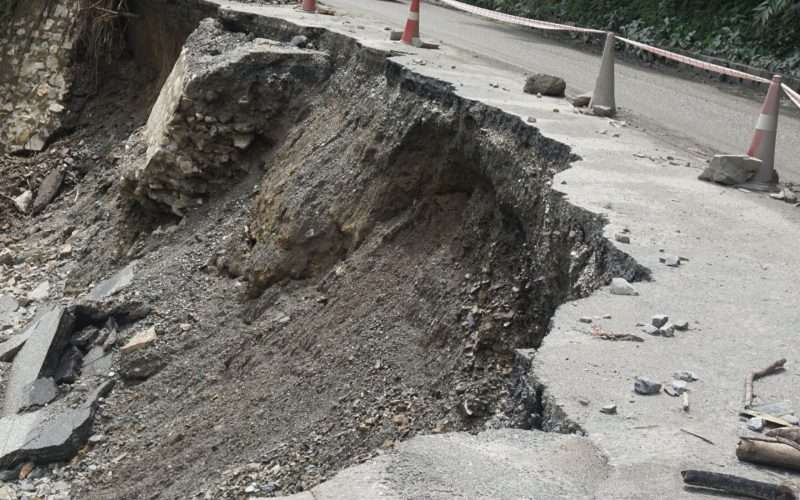 पहिरोको कारण बिभिन्न राजमार्ग अवरुद्ध….