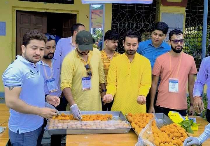 युवा व्यवसायी समाज बिर्तामोडद्वारा अर्जुनधारामा प्रसाद वितरण