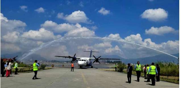 वाटर स्यालुट सहित बुद्ध एयरको एटीआर ४२ (नाइन एन–एआईएन) विमानको बिदाइ