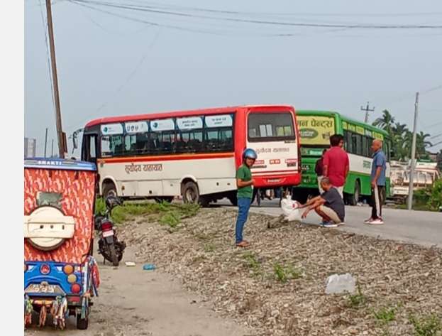इटाभट्टामा मोटरसाइकलको ठक्करबाट बस चालकको मृत्यु, मृतकका आफन्तद्वारा पूर्वपश्चिम राजमार्ग अवरोध