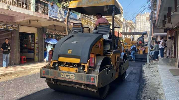 बिर्तामोडका भित्री सडक खण्डहरू धमाधम कालोपत्रे हुँदै