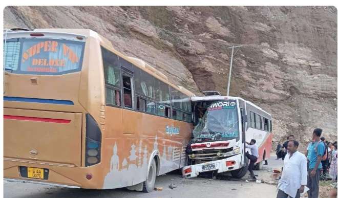 यात्रुवाहक बस एकआपसमा ठक्कर खाँदा एकजनाको मृत्यु २९ यात्रु घाइते।