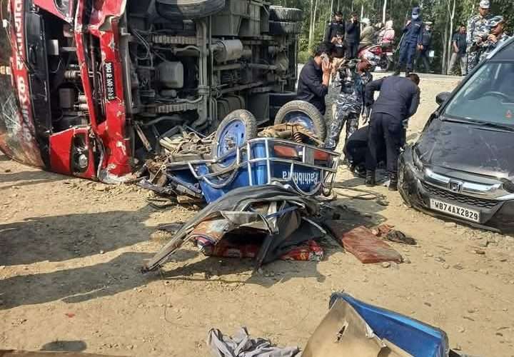 अनियन्त्रित बसले अन्य सवारी साधनलाई ठक्कर दिँदा ५ जना घाइते।