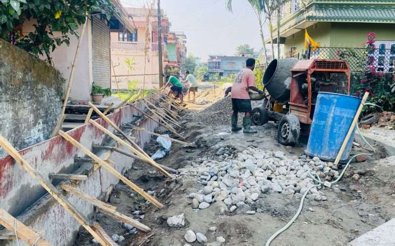बिर्तामोड ६ सुगम शान्ति टोलमा  सडक स्तरोन्नति कार्य धमाघम