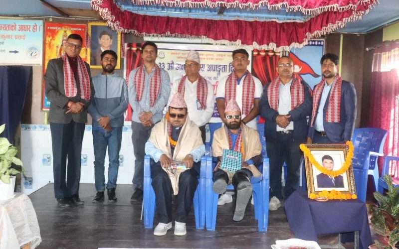 न्युटन्स् बाल क्लद्वारा अपाङ्गता भएका दुई शिक्षकलाई सम्मान