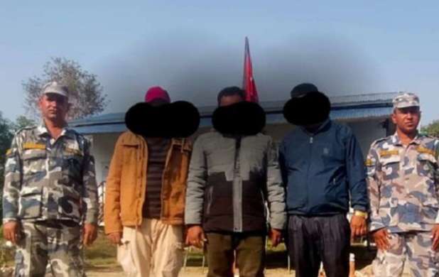 एक करोड रुपियाँभन्दा बढीको सुनचाँदी, नगद र अन्य सामानसहित तीन जना पक्राउ