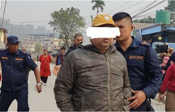 बिर्तामोड नगरपालिकाको स्वास्थ्य शाखामा कार्यरत  अहेब सापकोटा प्रहरी नियन्त्रणमा