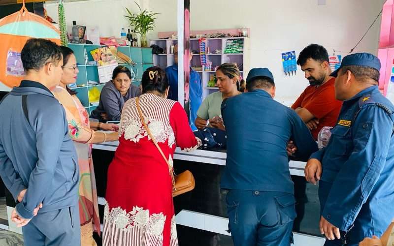 सैनिकमोडका होटलमा नगरपालिका द्वारा अनुगमन