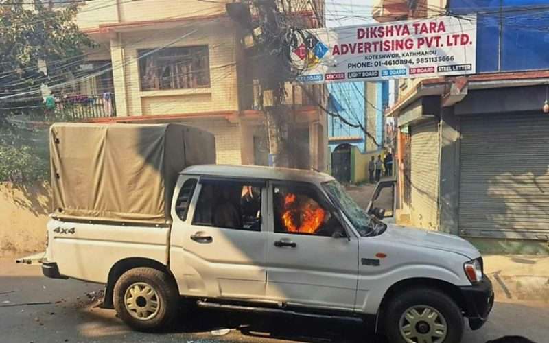 पेरिसडाँडा नजिक सरकारी गाडीमा आगजनी