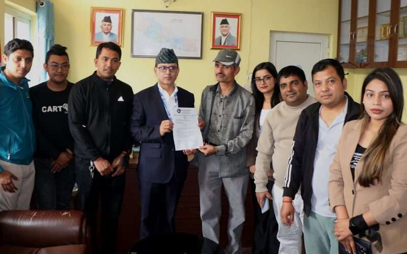 दोषीलाई कारबाहीको माग राख्दै धादिङका पत्रकारले बुझाए प्रमुख जिल्ला अधिकारीलाई ध्यानाकर्षण पत्र