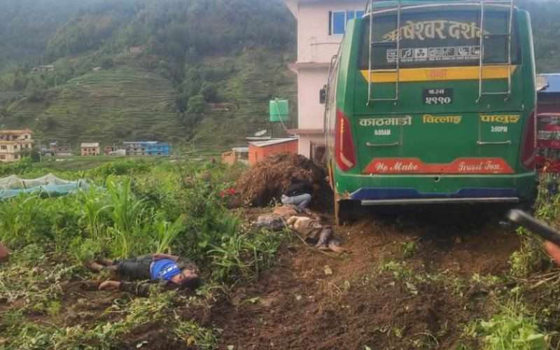 ब्रेक फेल भएको बस उपमेयरको घरमा छिर्दा दुई जनाको मृत्यु
