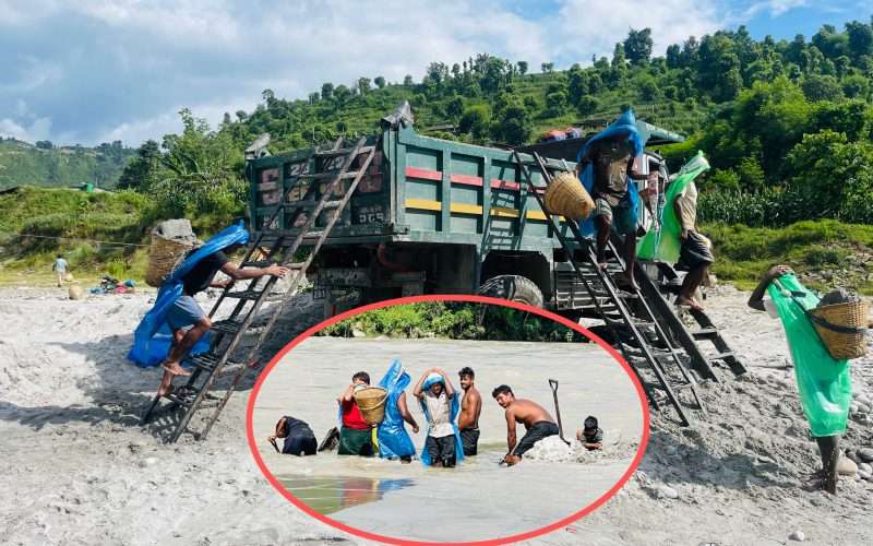 गजुरीको त्रिशूली नदीबाट जोखिम मोलेर बालुवा निकाल्दै युवाहरु