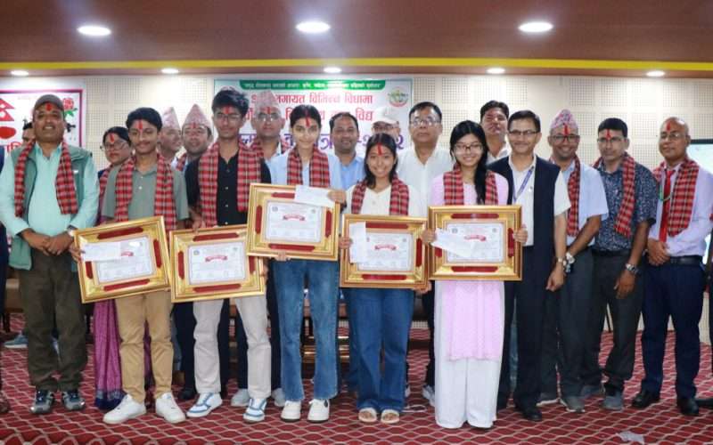 नीलकण्ठ नगरपालिकाले ४ जिपिए ल्याएका विद्यार्थीलाई ५० हजार नगदसहित सम्मान