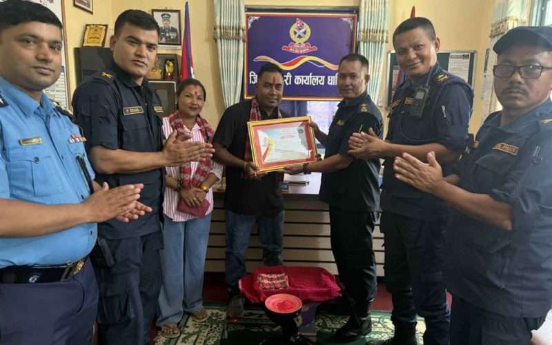 राजमार्ग सुरक्षा र उद्धार कार्यमा सक्रिय राजु ठकुरीलाई नेपाल प्रहरी कार्यालय धादिङबाट सम्मान